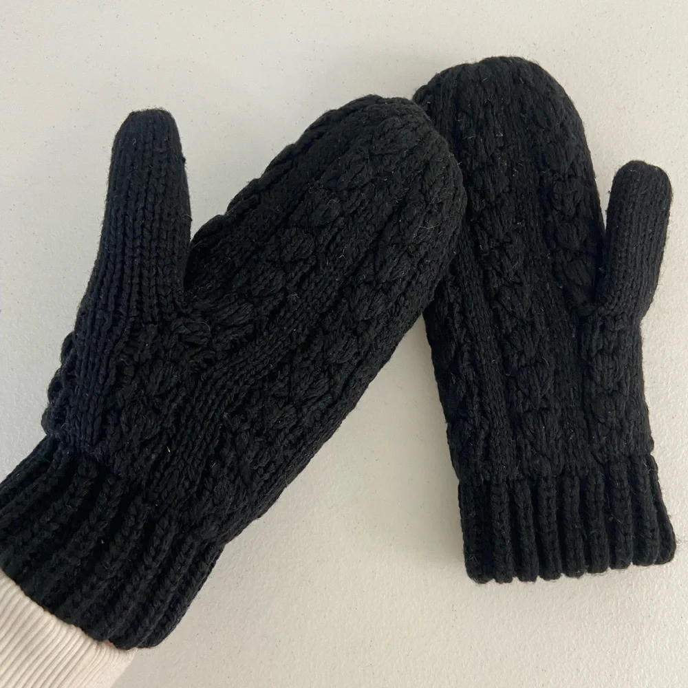 EUC Women’s solid black cable knit thick crocheted winter mittens‎ gloves M/L